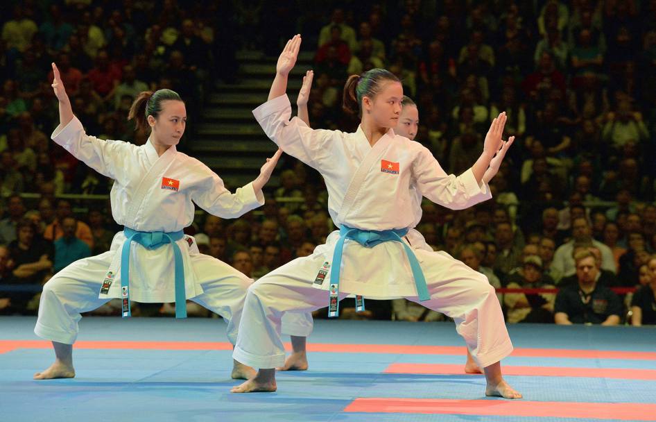 La squadra femminile del Vietnam ai Campionati del mondo di karate a Brema (Afp) 